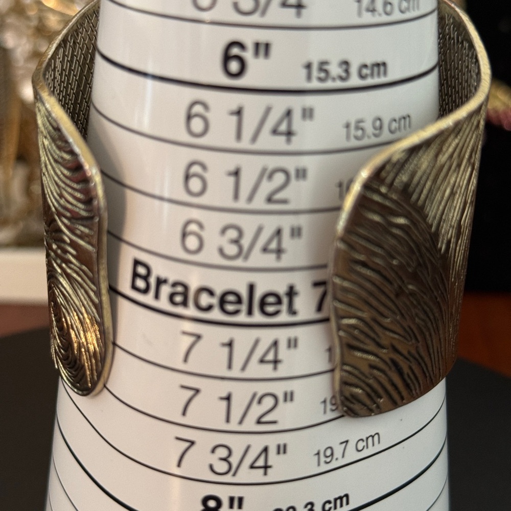 Elegant Textured Cuff Bracelet - Picture 8 of 9